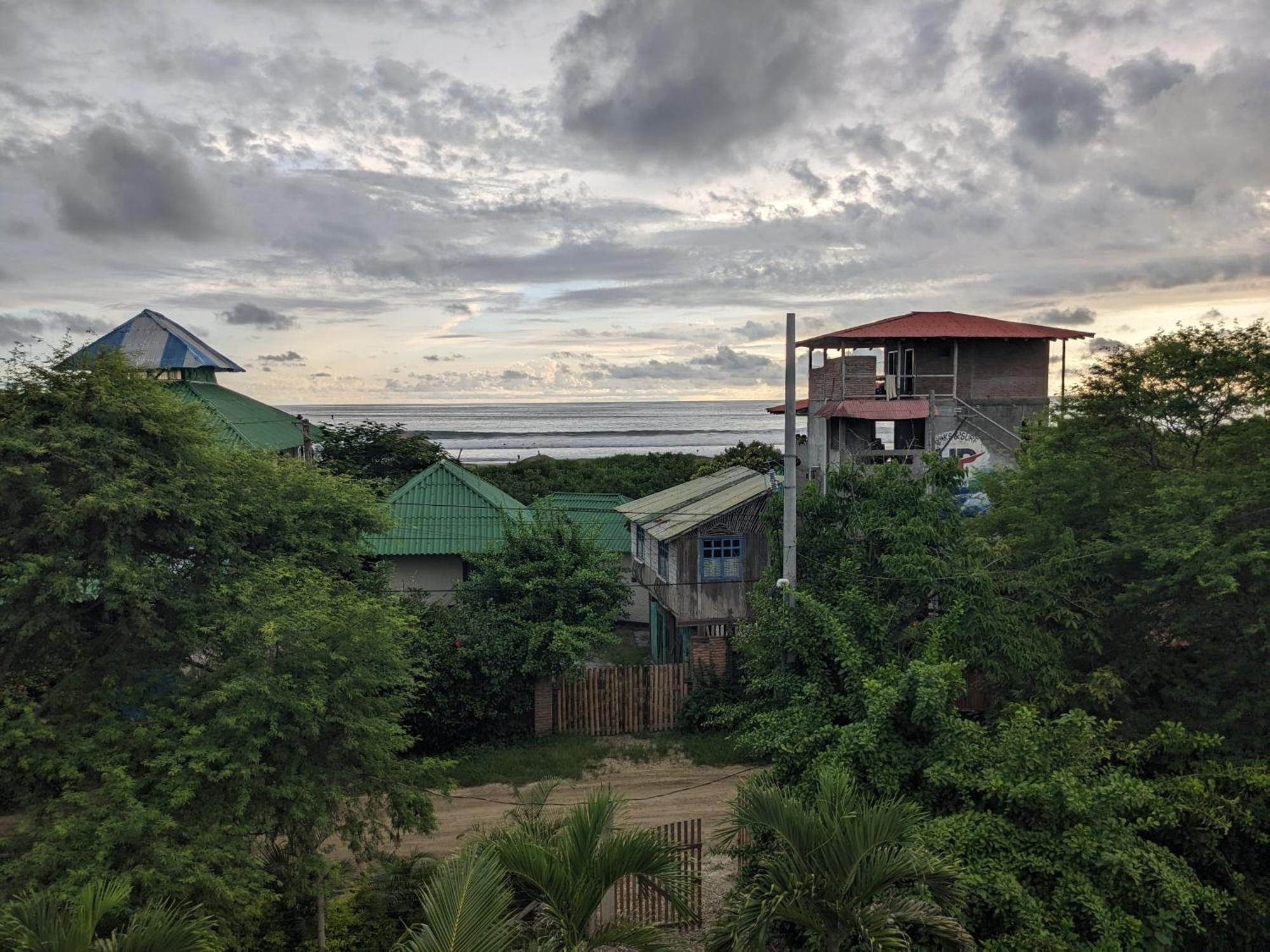 Hermanos Perdidos Surf Hostel *